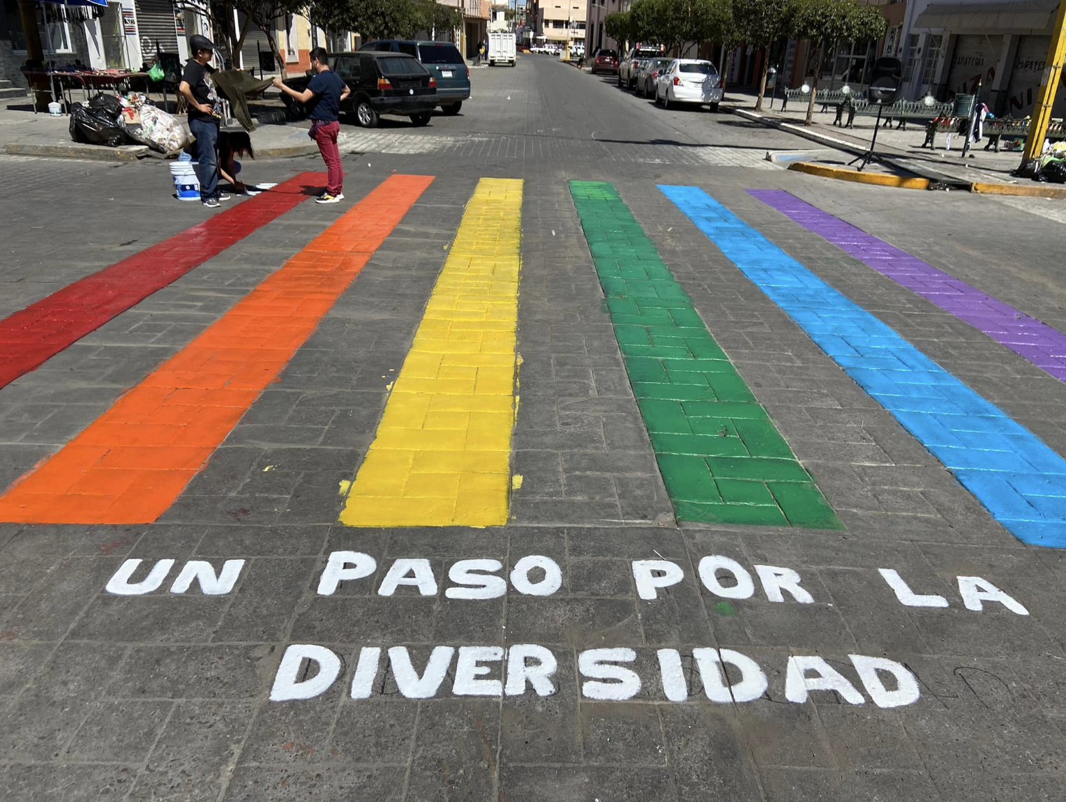 Pasos peatonales pintados por la comunidad LBGTQ+ en Fresnillo, Zacatecas.
